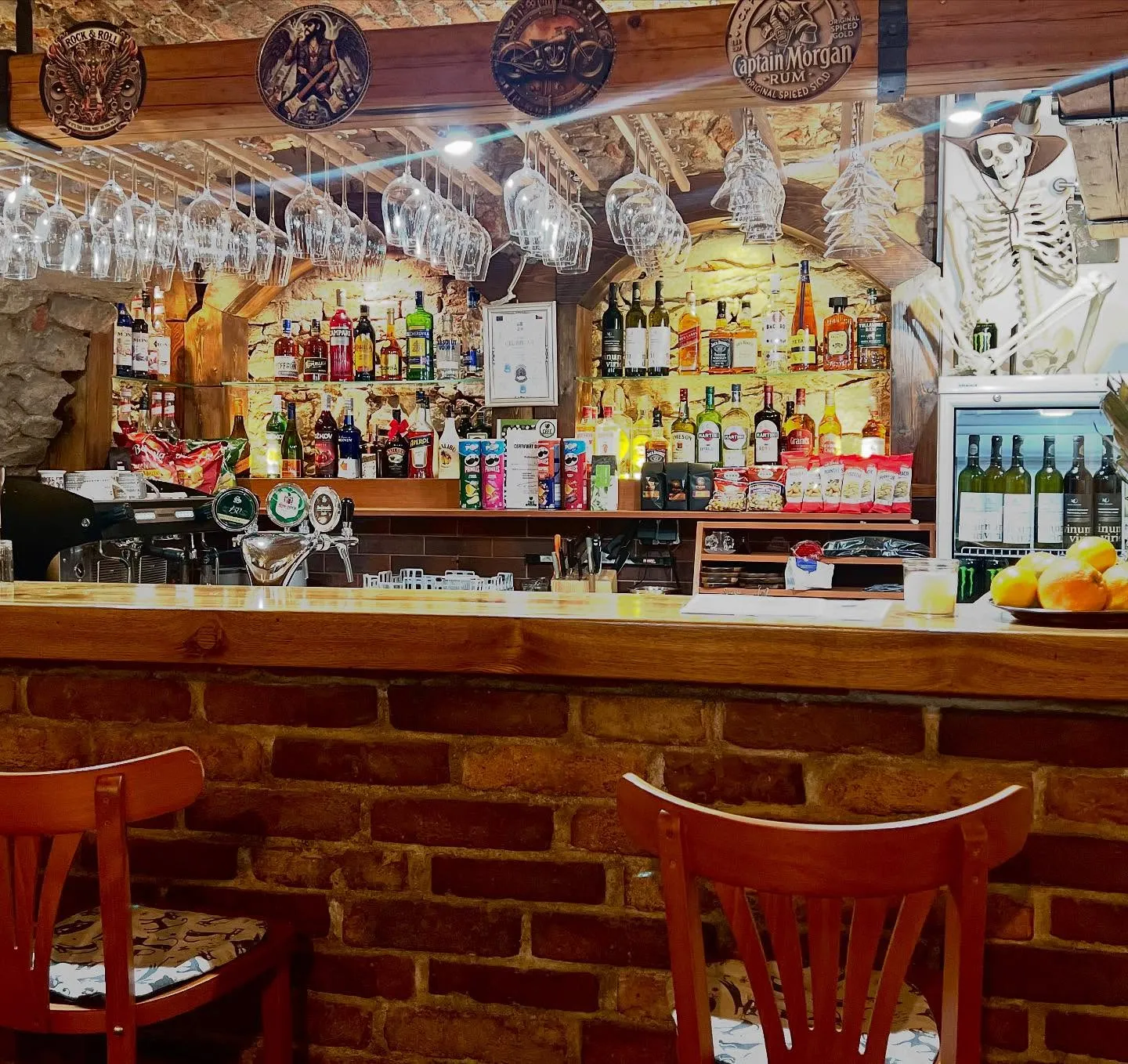 Bar U Mlsné Kočky — pult s lahvemi a tabulí